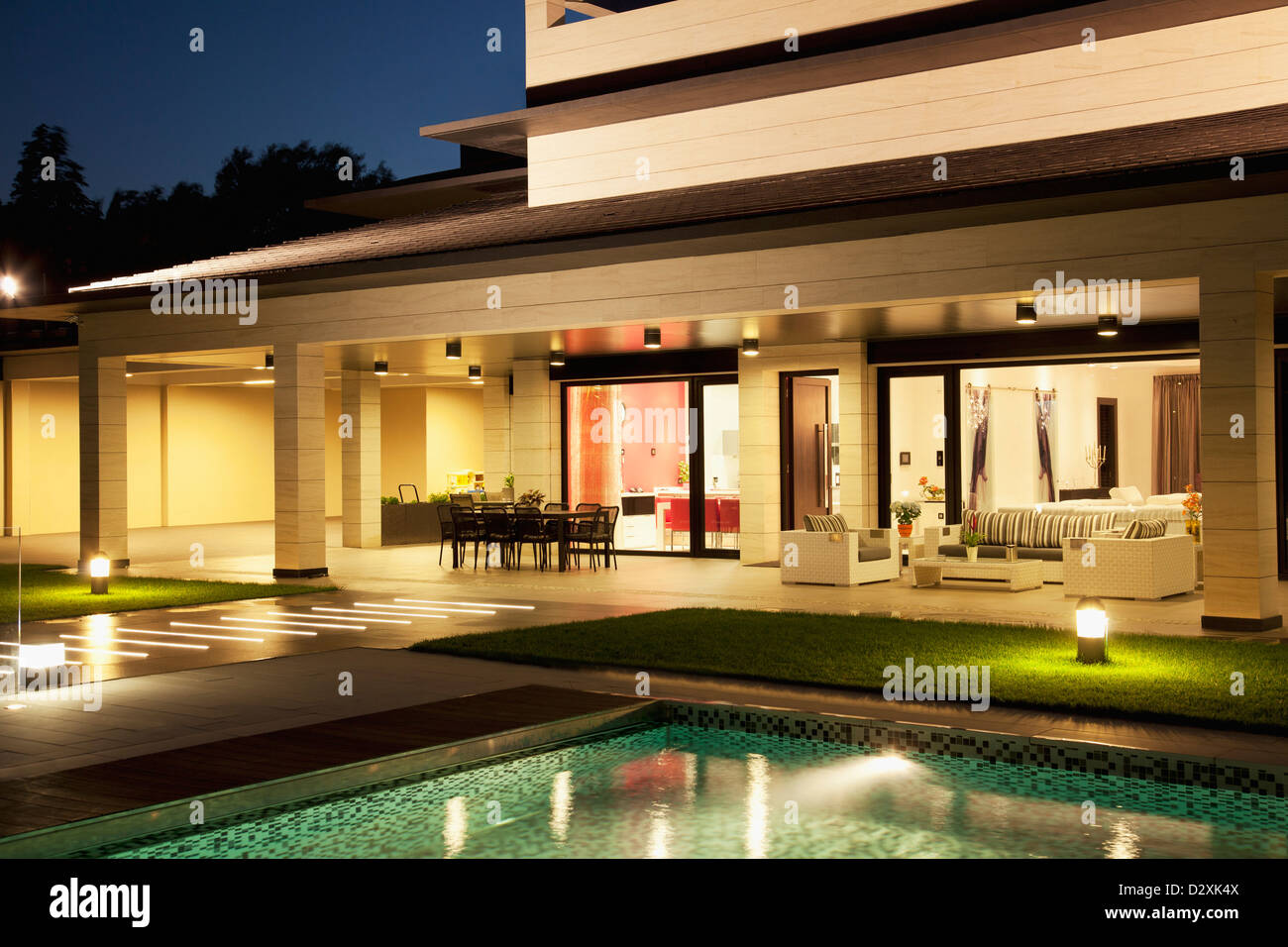 Luxus-Haus und Schwimmbad bei Nacht beleuchtet Stockfoto