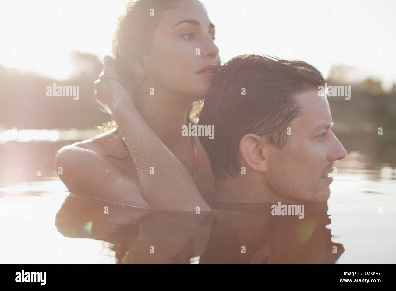 Nahaufnahme von ruhigen paar Schwimmen im See Stockfoto