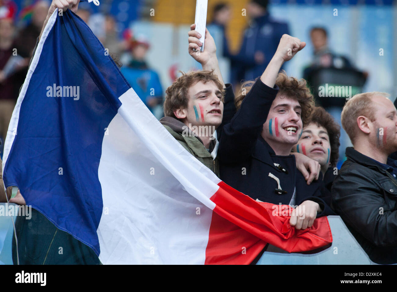 3. Februar 2013. Rom, Italien. Six Nations Rugby. Italien gegen Frankreich. Französisch-Fans mit Tricolor singen die französische Nationalhymne. Stockfoto