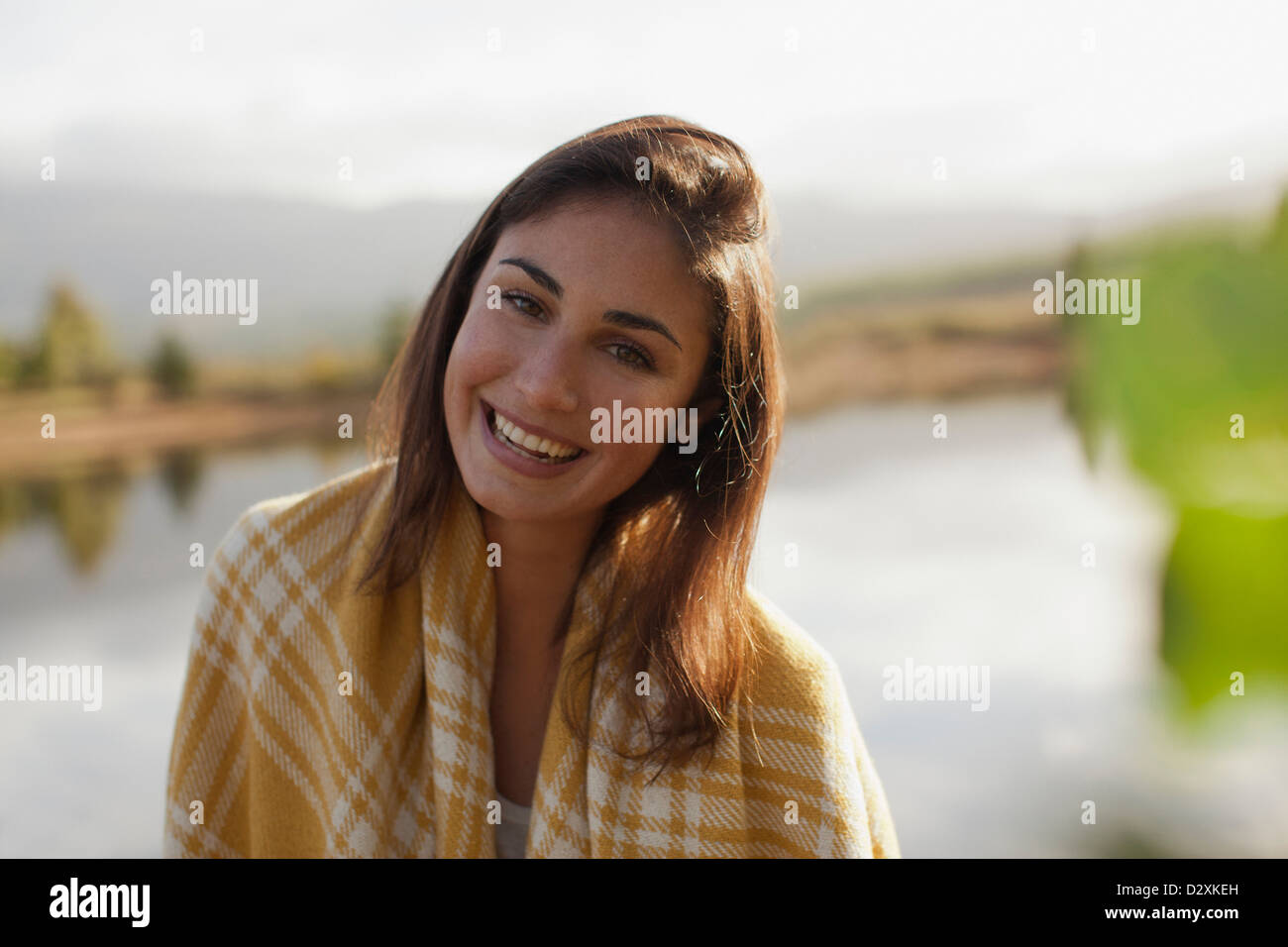 Porträt der lächelnde Frau am See Stockfoto