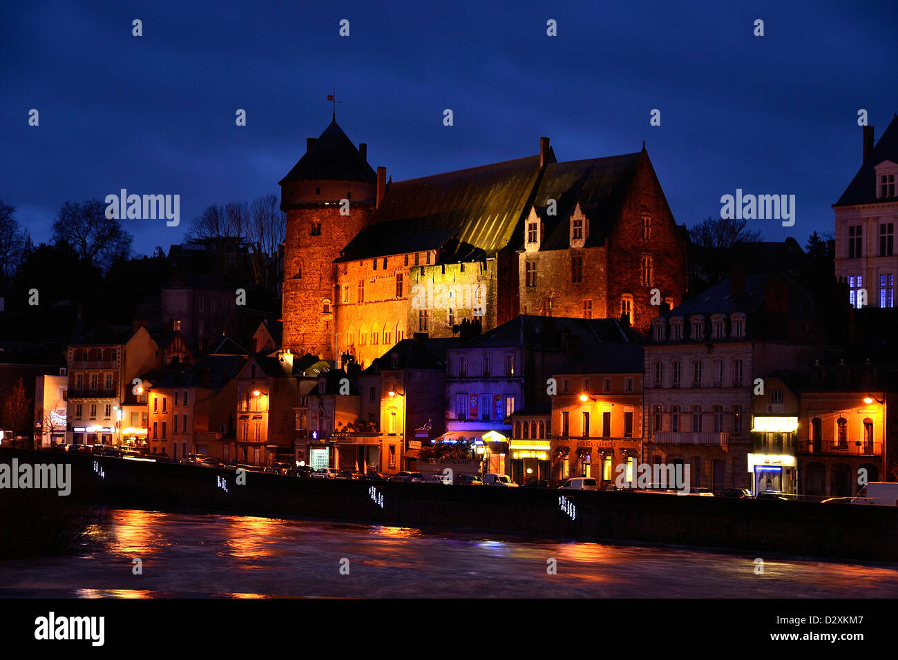 Burg von Laval Stadt: "Le Vieux Château", mittelalterliche defensive Gebäude aus dem 12., beleuchtet in der Nacht (Frankreich). Stockfoto