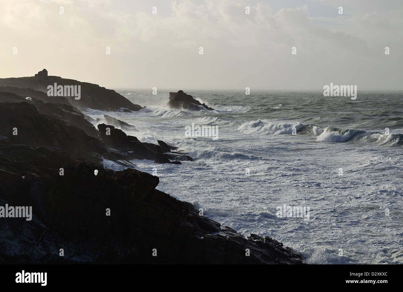 Starker Wellengang im Begriff Percho, wilde Küste von Quiberon-Halbinsel, in der Nähe von Portivy (Bretagne, Frankreich). Stockfoto