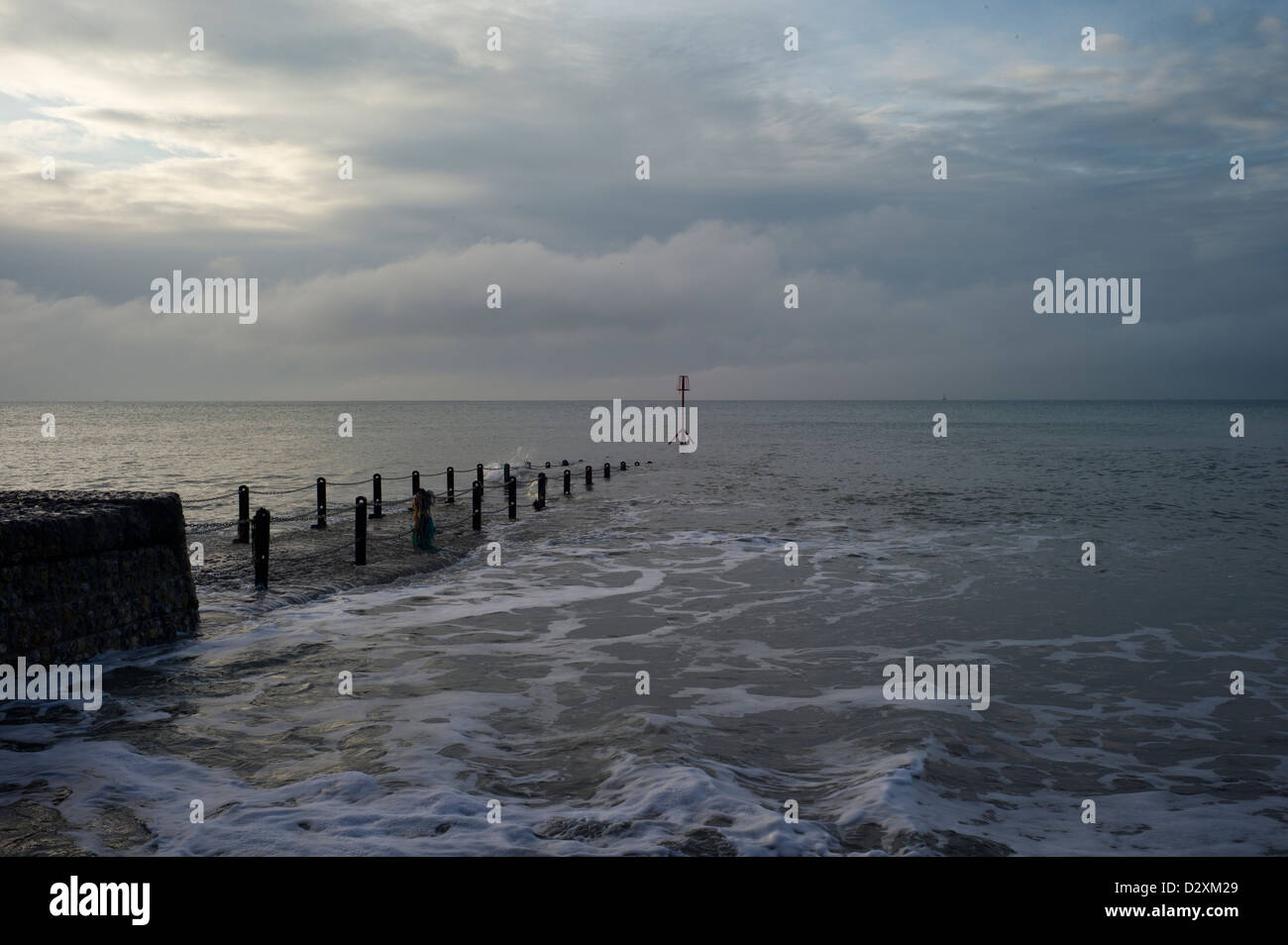 Teilweise eingetauchten Wellenbrecher, Warnung post, Brighton und Hove, UK Stockfoto
