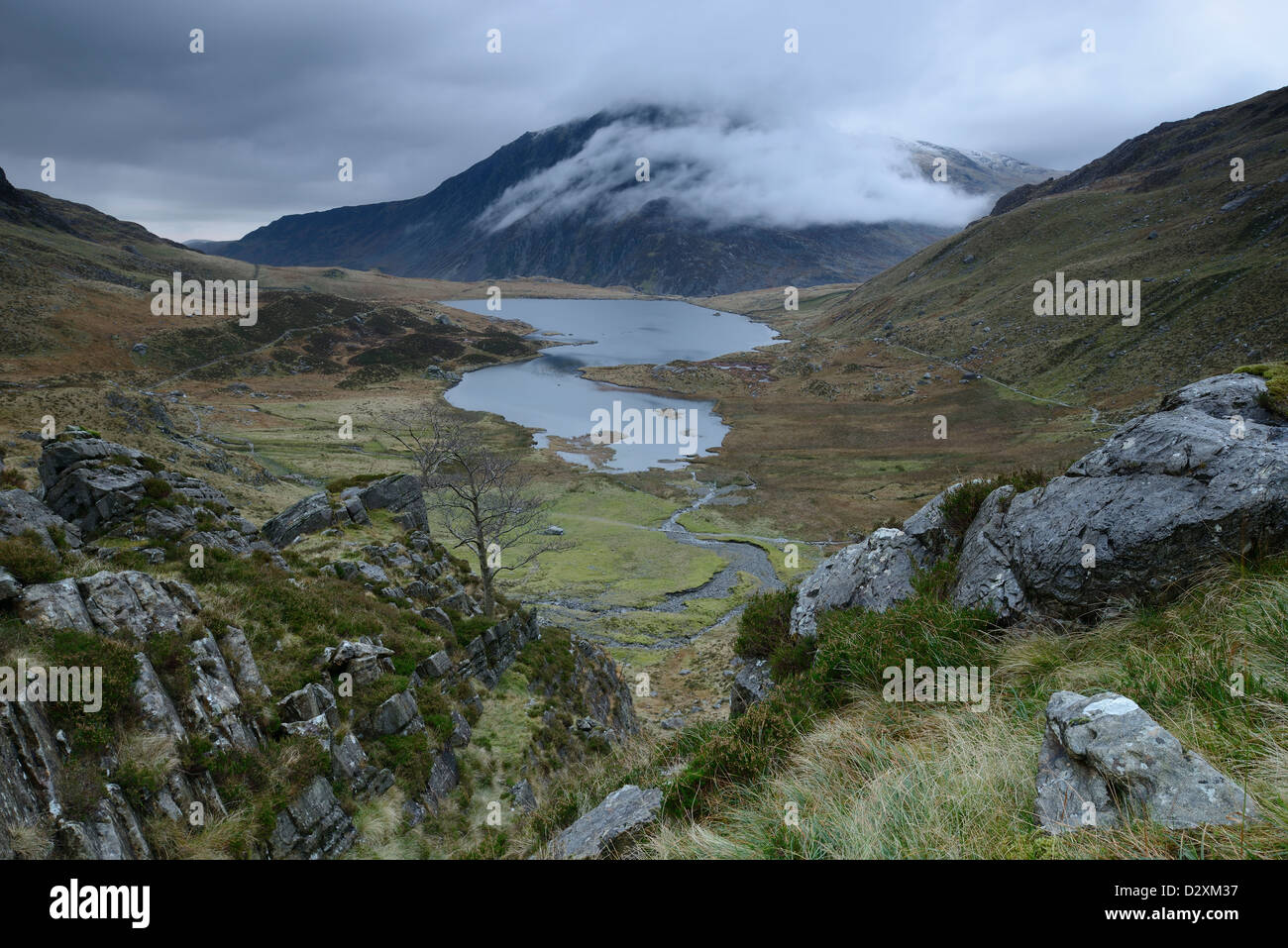 Ein Gewitter geht über Llyn Idwal in Cwm Idwal, Snowdonia, Wales, UK. Stockfoto