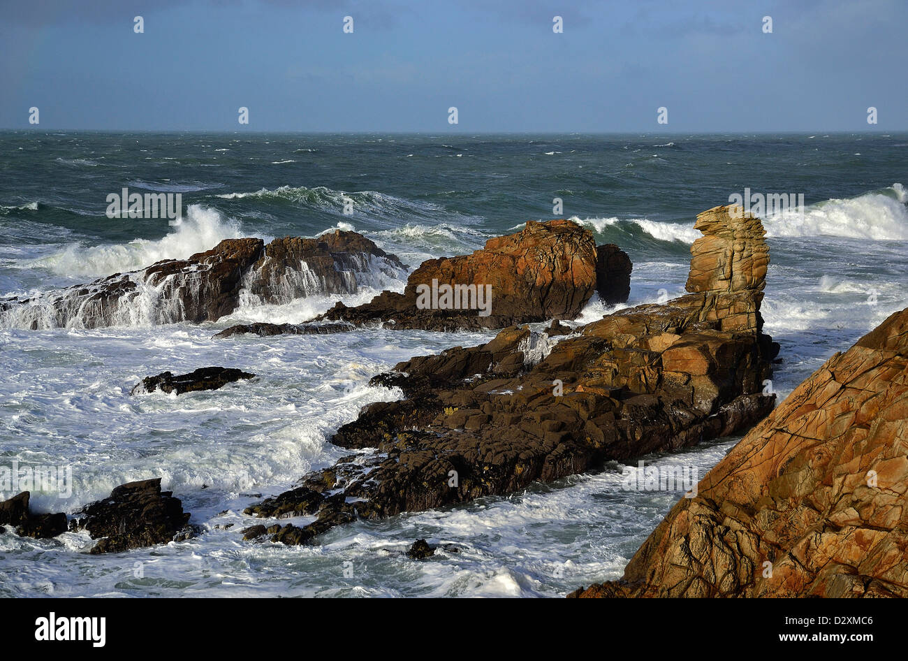 Starker Wellengang im Begriff Beg En Aud, wilde Küste von Quiberon-Halbinsel, in der Nähe von Portivy (Bretagne, Frankreich). Stockfoto