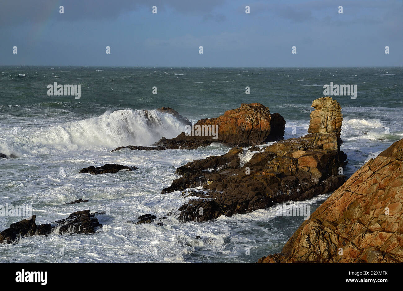 Starker Wellengang im Begriff Beg En Aud, wilde Küste von Quiberon-Halbinsel, in der Nähe von Portivy (Bretagne, Frankreich). Stockfoto