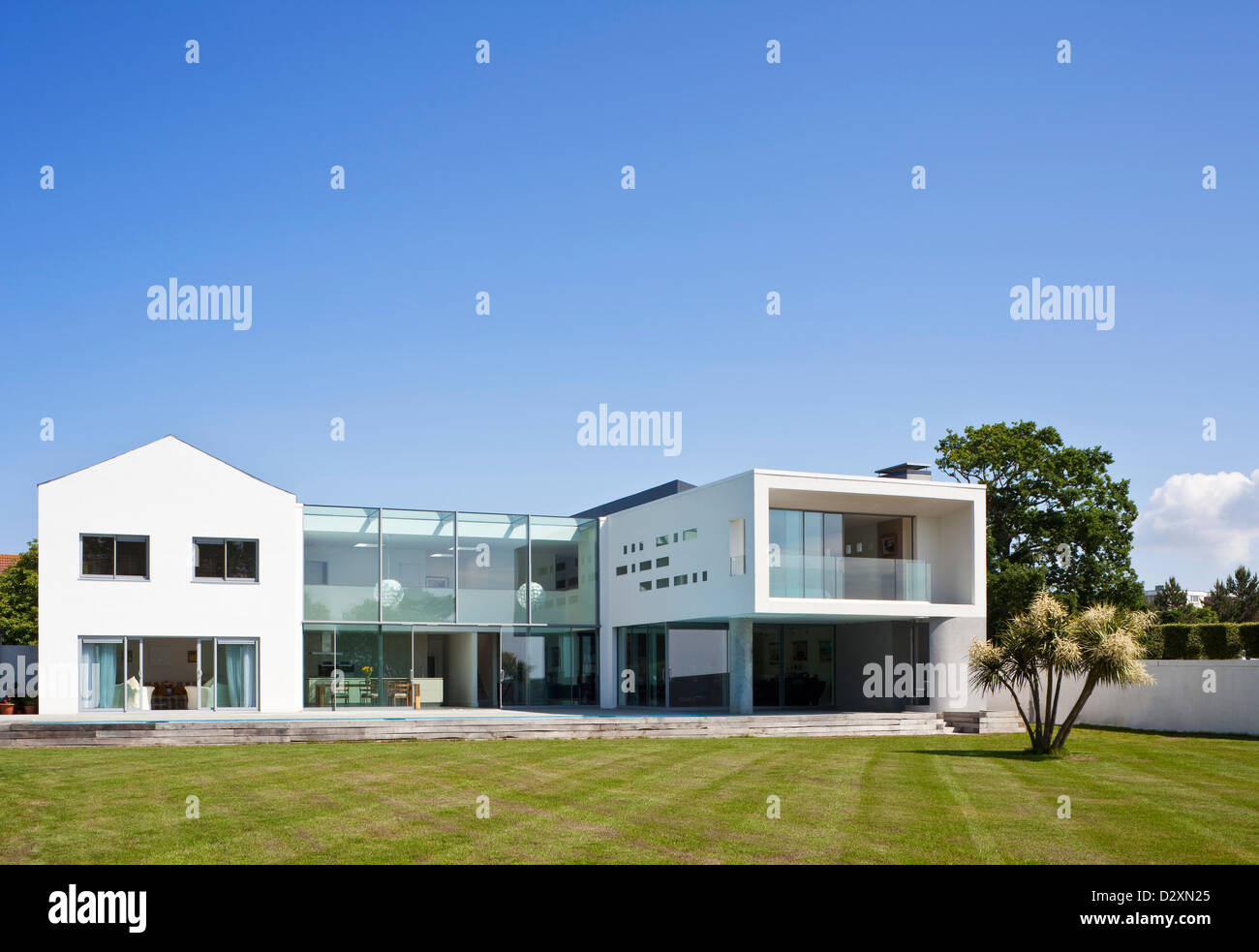 Le Foin Bas, Saint Helier, Großbritannien. Architekt: MOOARC, 2009. Gesamtansicht mit ursprünglichen Haus und Erweiterung. Stockfoto