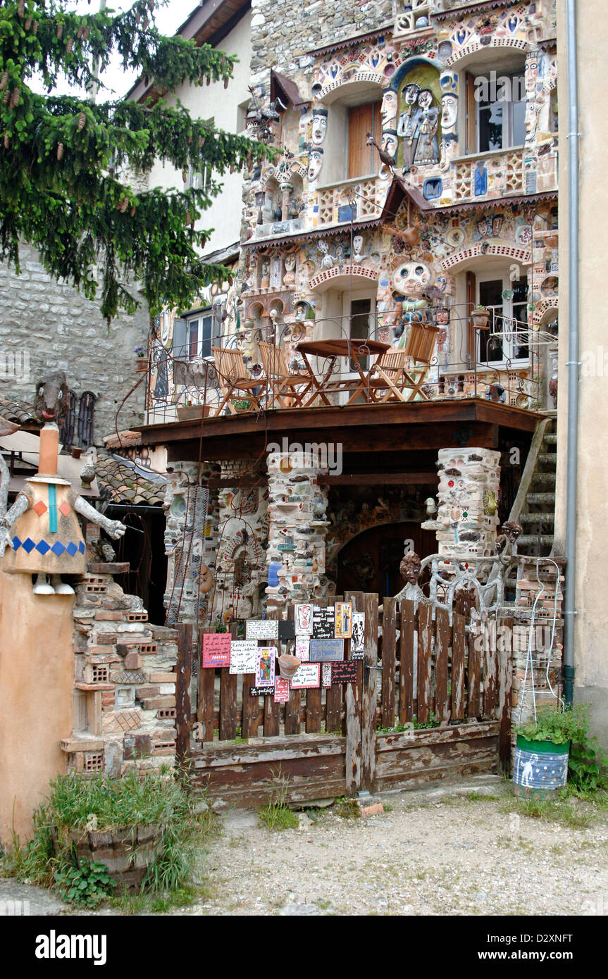 Hauptfassade des ungewöhnlichen Volkskunst Roland Dütel Village House oder Artist's House Dieulefit Drôme Provence France Stockfoto