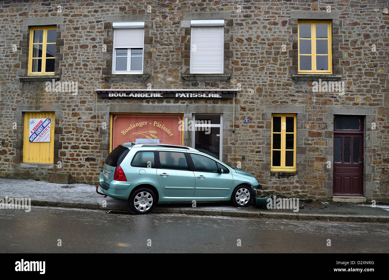 Kufe eines Autos auf der eisigen Straße, das Auto seine Rennen auf einem Haus des Dorfes, im Winter (Land der Loire, Frankreich). Stockfoto