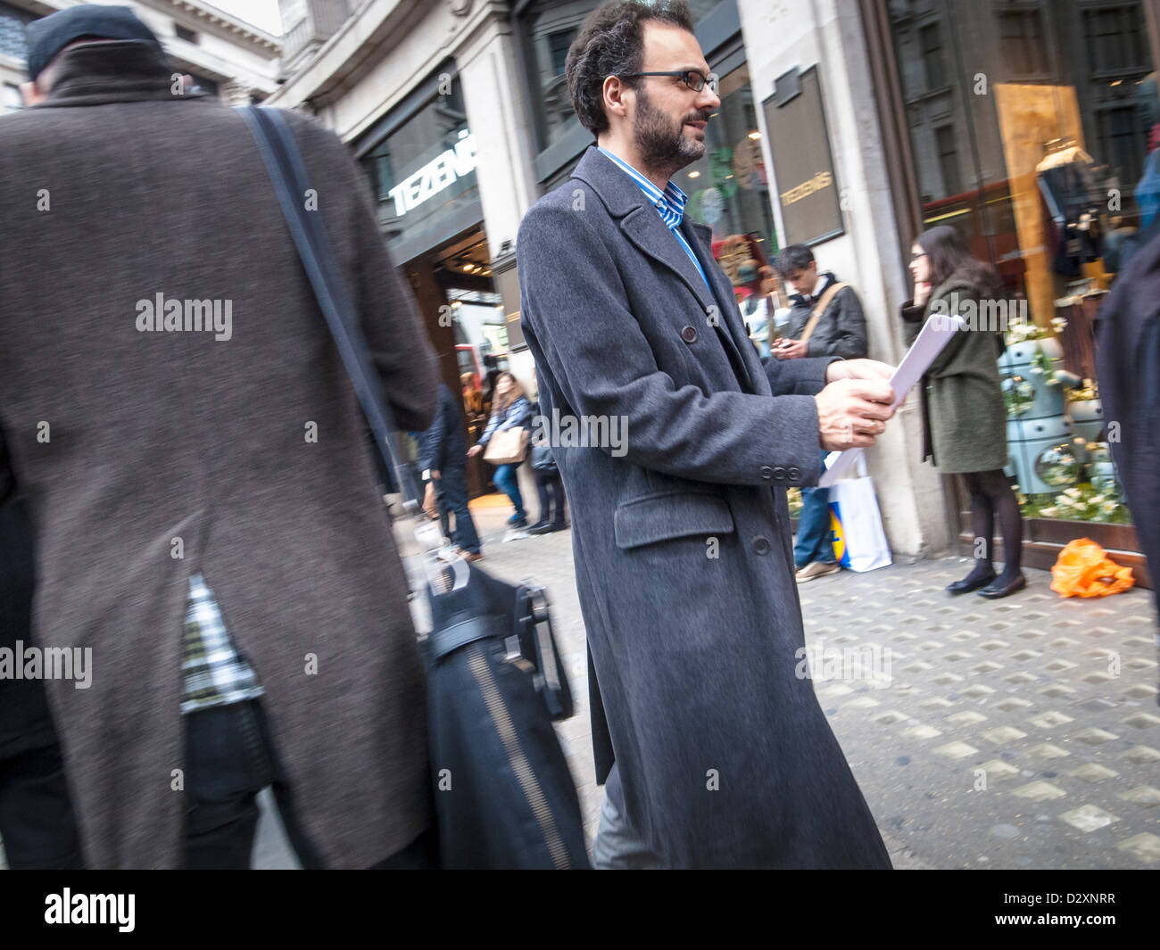 lächelnd Mann auf Oxford Straße Stockfoto