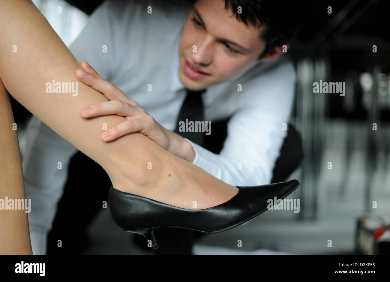 Junger Geschäftsmann ist seine weiblichen Mitarbeiter während der Arbeit belästigen. Stockfoto