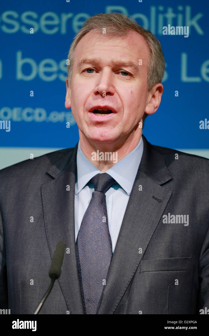 Berlin, Montag, 4. Februar 2013. Die Bundesministerin Ursula von der Leyen und der Generalsekretär der Organisation für wirtschaftliche Zusammenarbeit und Entwicklung (OECD), Yves Leterme halten eine Pressekonferenz im Bundesministerium für Arbeit und Soziales in Berlin in Bezug auf die Einwanderung ausländischer Arbeitskräfte in Deutschland, Montag, 4. Februar 2013 Stockfoto