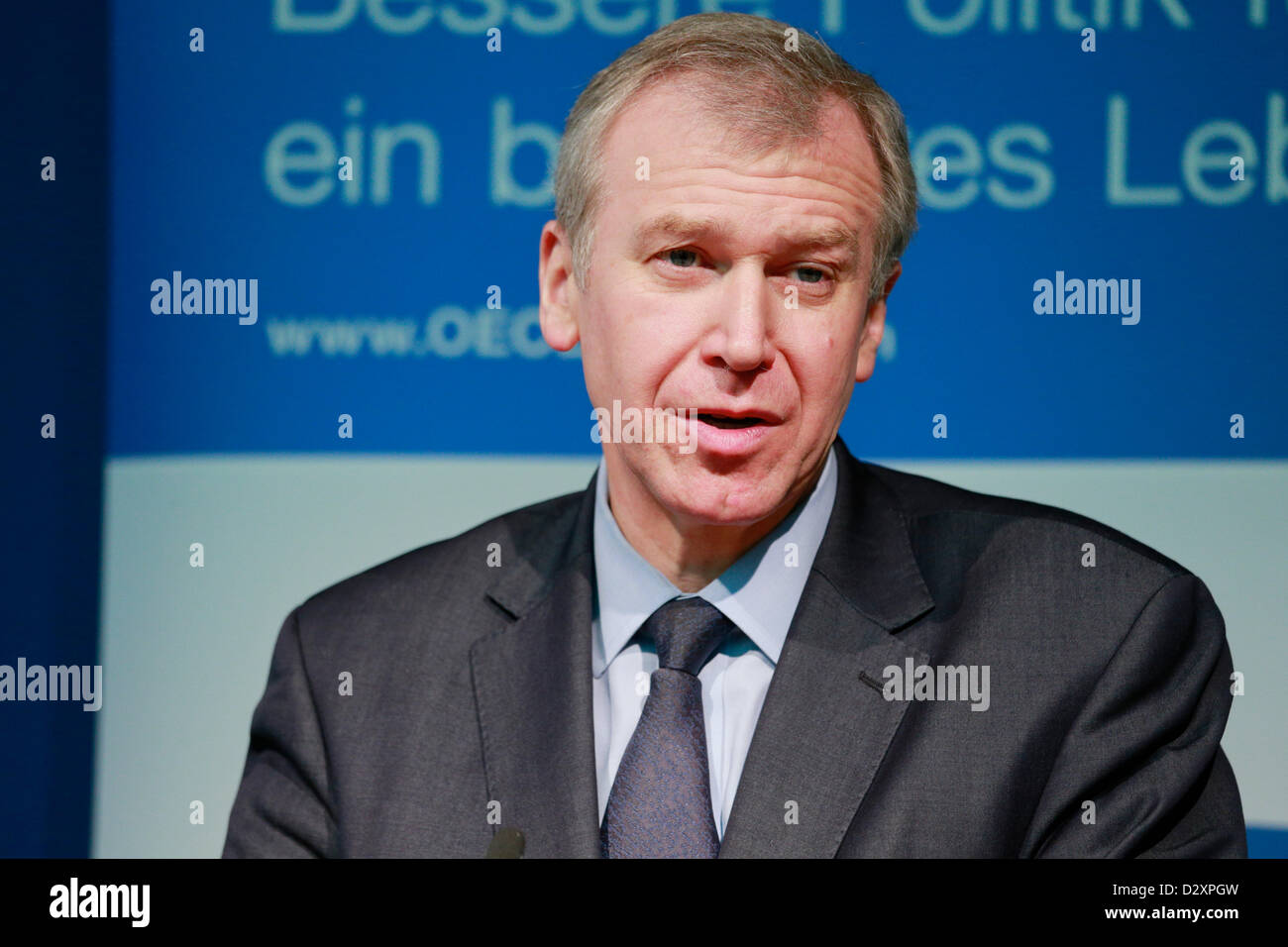 Berlin, Montag, 4. Februar 2013. Die Bundesministerin Ursula von der Leyen und der Generalsekretär der Organisation für wirtschaftliche Zusammenarbeit und Entwicklung (OECD), Yves Leterme halten eine Pressekonferenz im Bundesministerium für Arbeit und Soziales in Berlin in Bezug auf die Einwanderung ausländischer Arbeitskräfte in Deutschland, Montag, 4. Februar 2013 Stockfoto