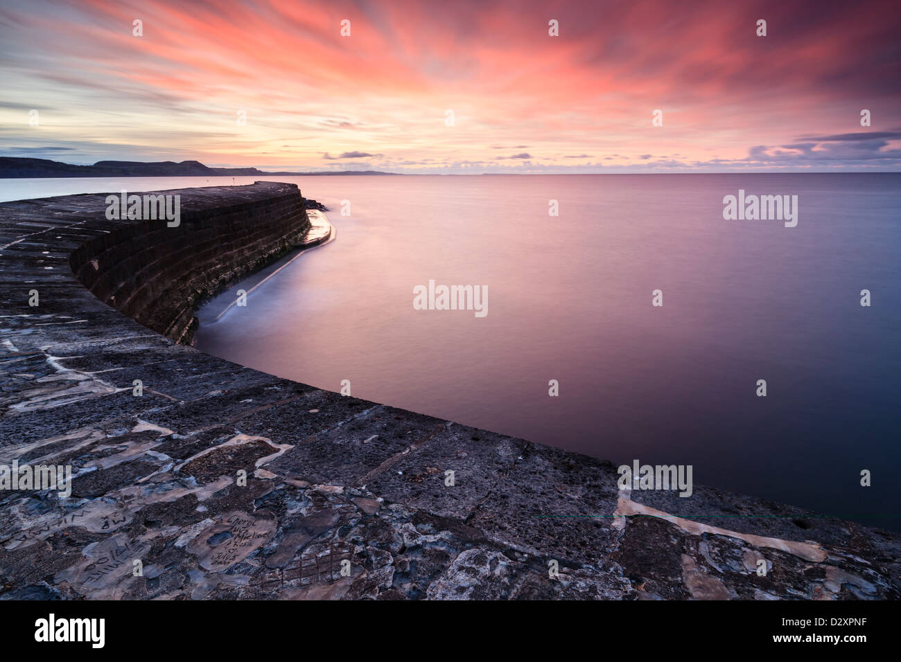 Sonnenaufgang über den Cobb, Lyme Regis, Dorset, Großbritannien Stockfoto