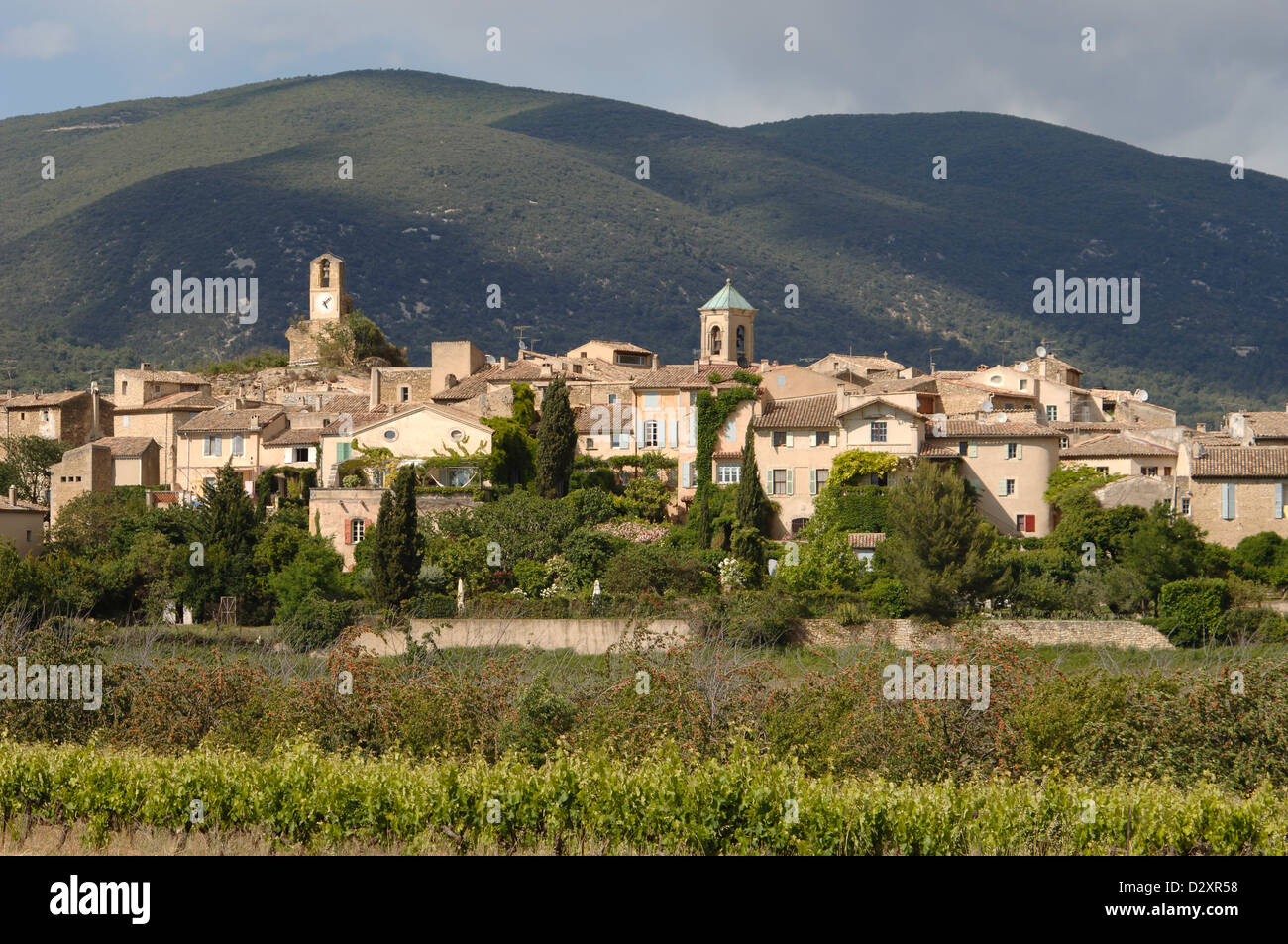 Blick auf das Dorf Lourmarin im Luberon Regional Park oder Naturschutzgebiet Provence Frankreich Stockfoto