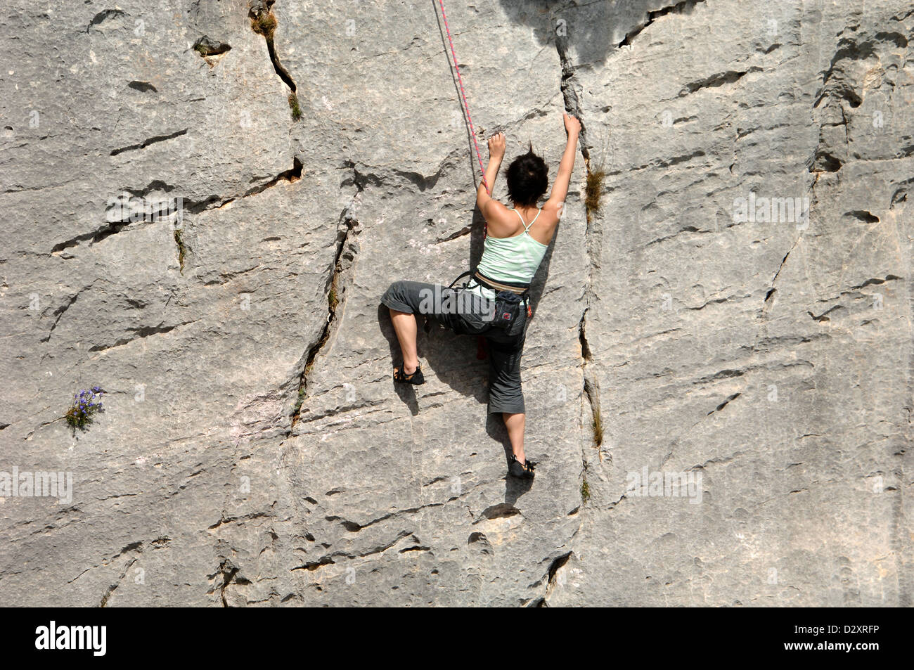Klettersteigerin Klettern Escalès Klippen in der Verdon-Schlucht Alpes-de-Haute-Provence Provence Provence Frankreich Stockfoto