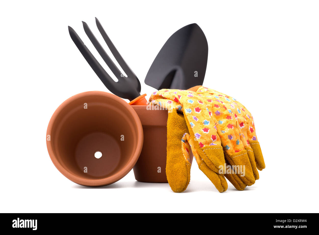 Gartenarbeit: Gruppe von Werkzeugen und Zubehör (Handschuhe, Blumentopf, Kelle und Graben Gabel), isoliert auf weißem Hintergrund Stockfoto