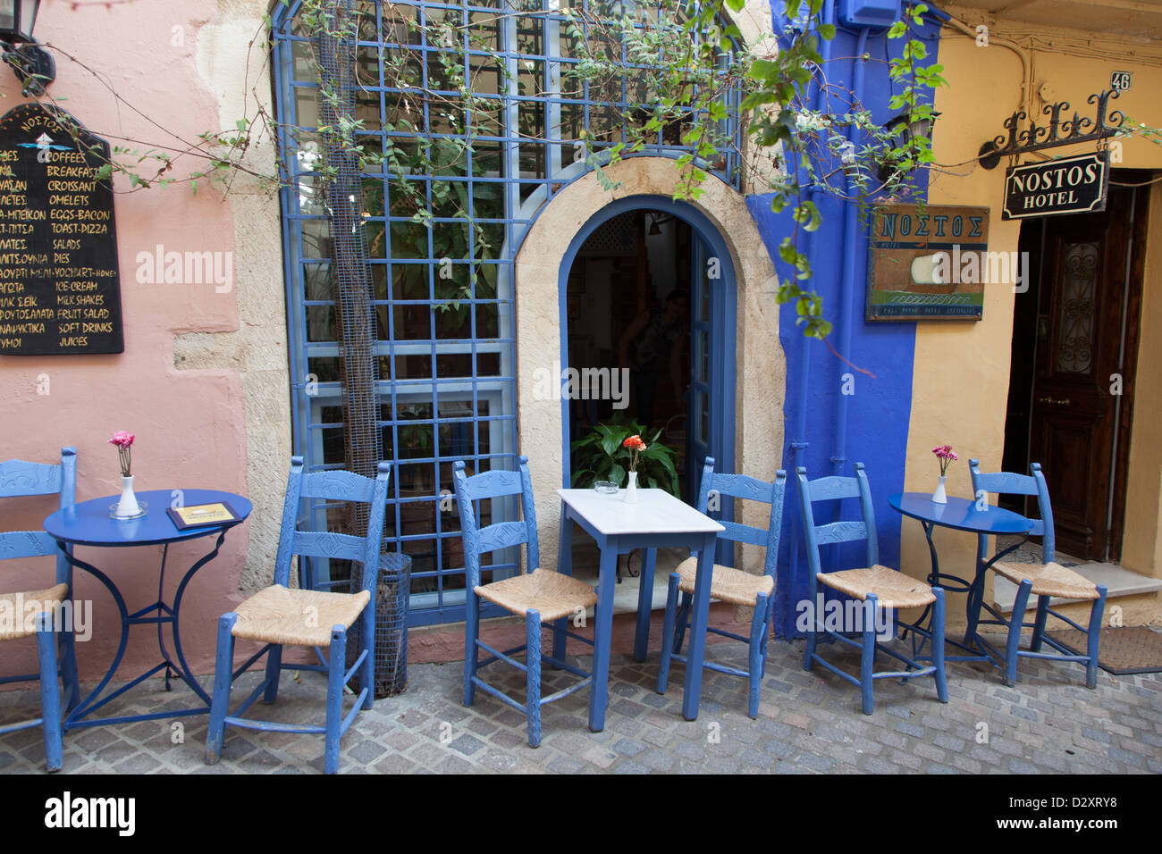 Herkömmliche blaue Tische und Stühle draußen Griechische Taverne in der  Altstadt von Chania, Kreta Stockfotografie - Alamy