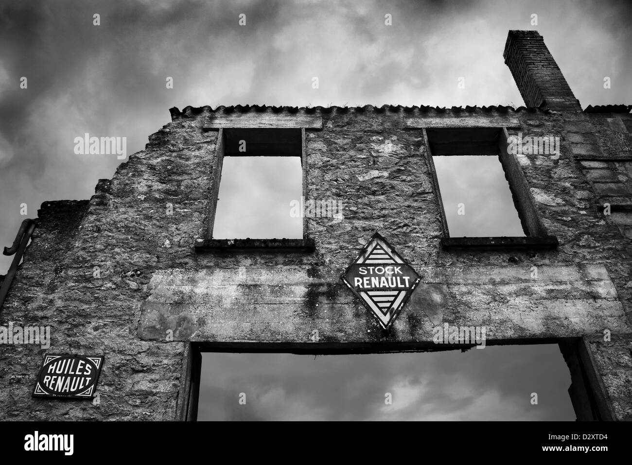 Fassade von einer zerstörten Pkw-Garage, Fenster und Tür machen ein Gesicht. Stockfoto