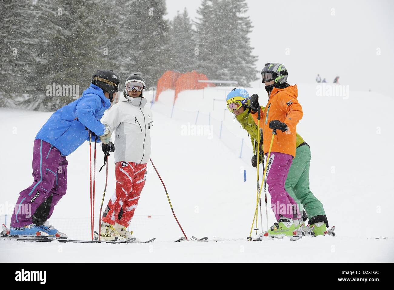 Japan-Team-Gruppe, (L-R) Hayato Nishizawa, Hiroomi Takizawa, Kenji Kono, Reina Umehara (JPN), 1. Februar 2013 - Ski Cross: FIS Freestyle Ski Welt Cup Herren und Damen Ski Cross Training und Qualifikation in Grasgehren/Allgäu, Deutschland ist aufgrund starker Schneefälle abgesagt. (Foto von Hiroyuki Sato/AFLO) Stockfoto