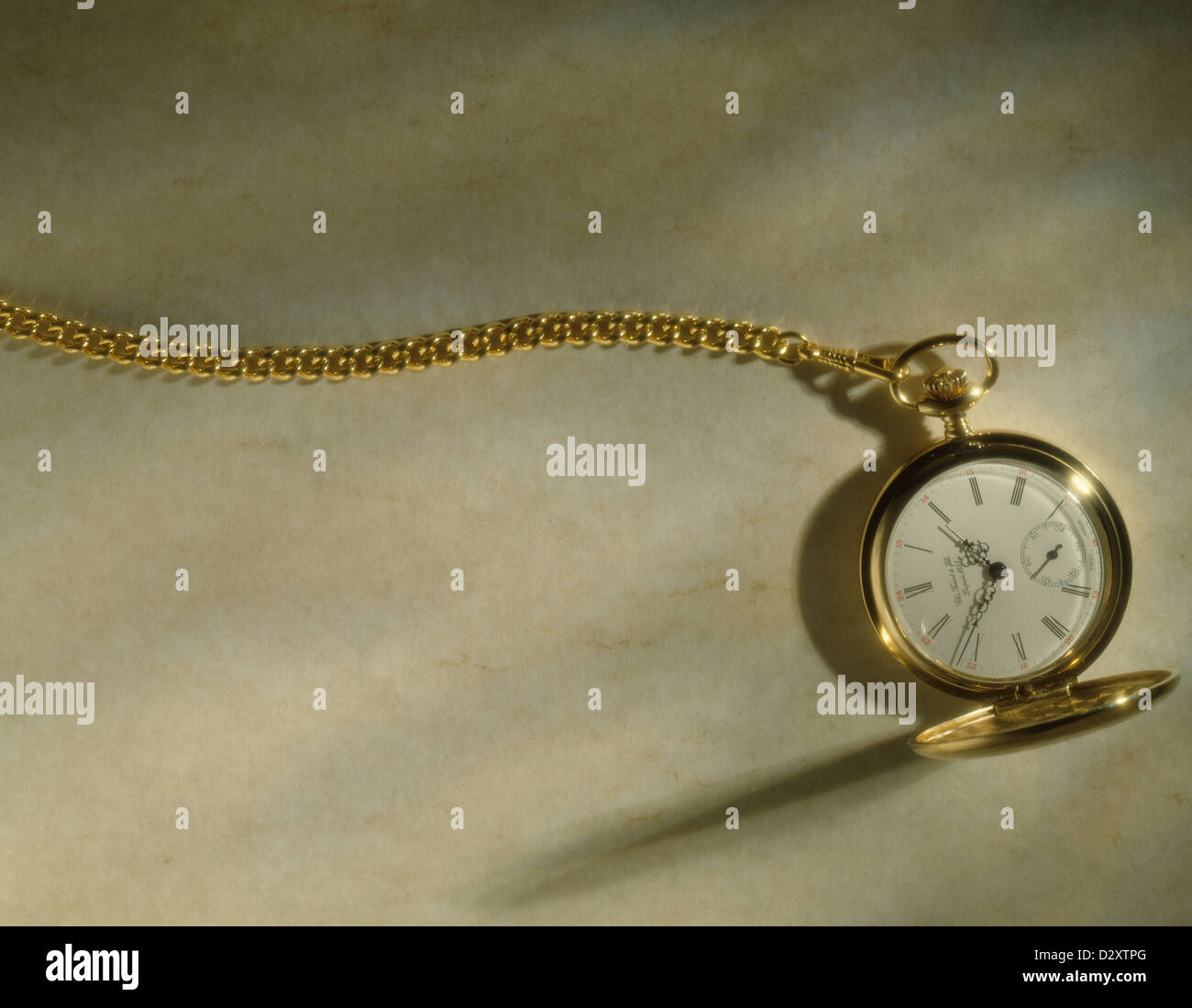 Goldene Taschenuhr und Kette, Tissot Stockfoto