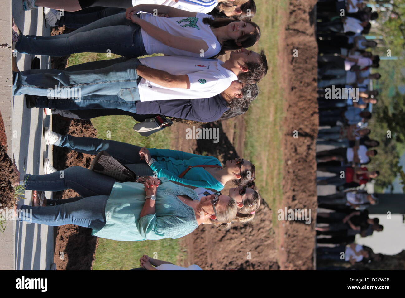 Santa Maria, Brasilien. 4. Februar 2013. Menschen stehen vor während des Gottesdienstes zu 116 Schüler der Universidade Federal de Santa Maria (Santa Maria Federal University) erinnern, der bei einem Brand im Nachtclub Feuer in Boate küssen letzte Woche gestorben. Stockfoto