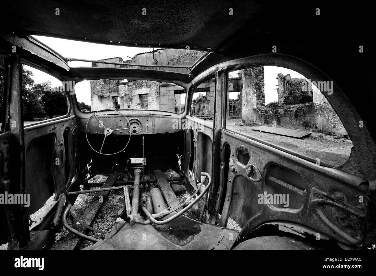 Schwarz-weiß-Bilder des Interieurs des Jahrgangs ausgebrannt Auto, Oradour Sur Glane. Stockfoto