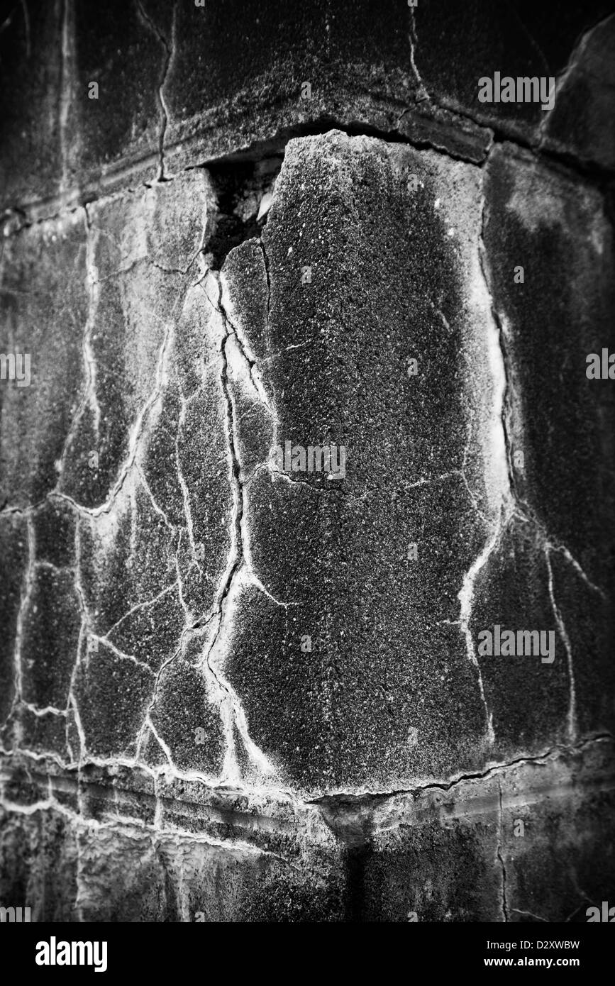 Risse in einer Wand aus Kugel Schaden, bw, das Bild Risse aussehen wie ein Blitz Stockfoto