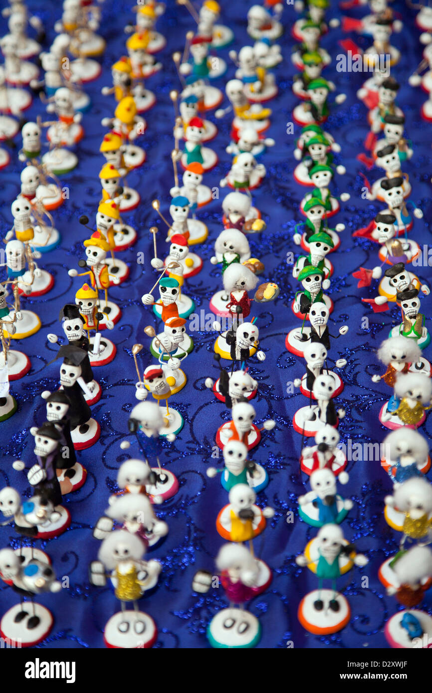 Tabelle der Tag der Toten Schmuckstücke im Markt Shop in Oaxaca - Mexiko Stockfoto