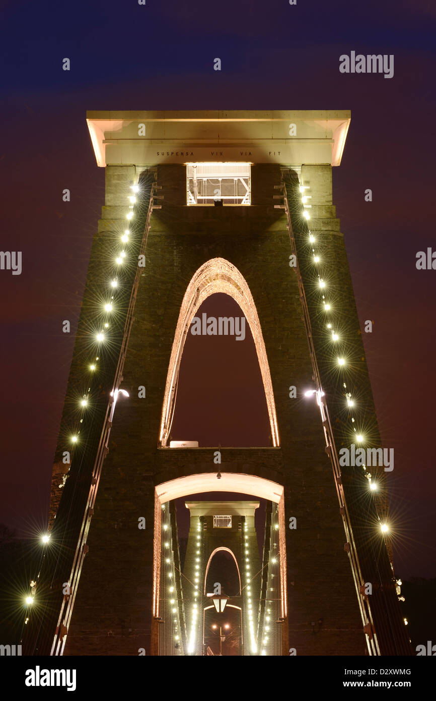 Einer der beleuchteten Piers Clifton Suspension Bridge in Bristol, UK. Stockfoto