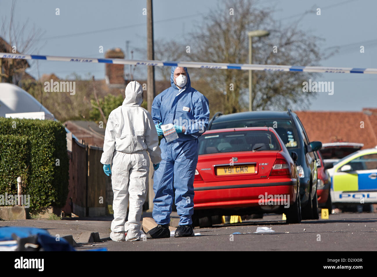 Forensische Offiziere untersuchen die Szene von der tödlichen Messerstecherei Aaron Buron in St Martins Road, Rose Hill, Oxford Stockfoto