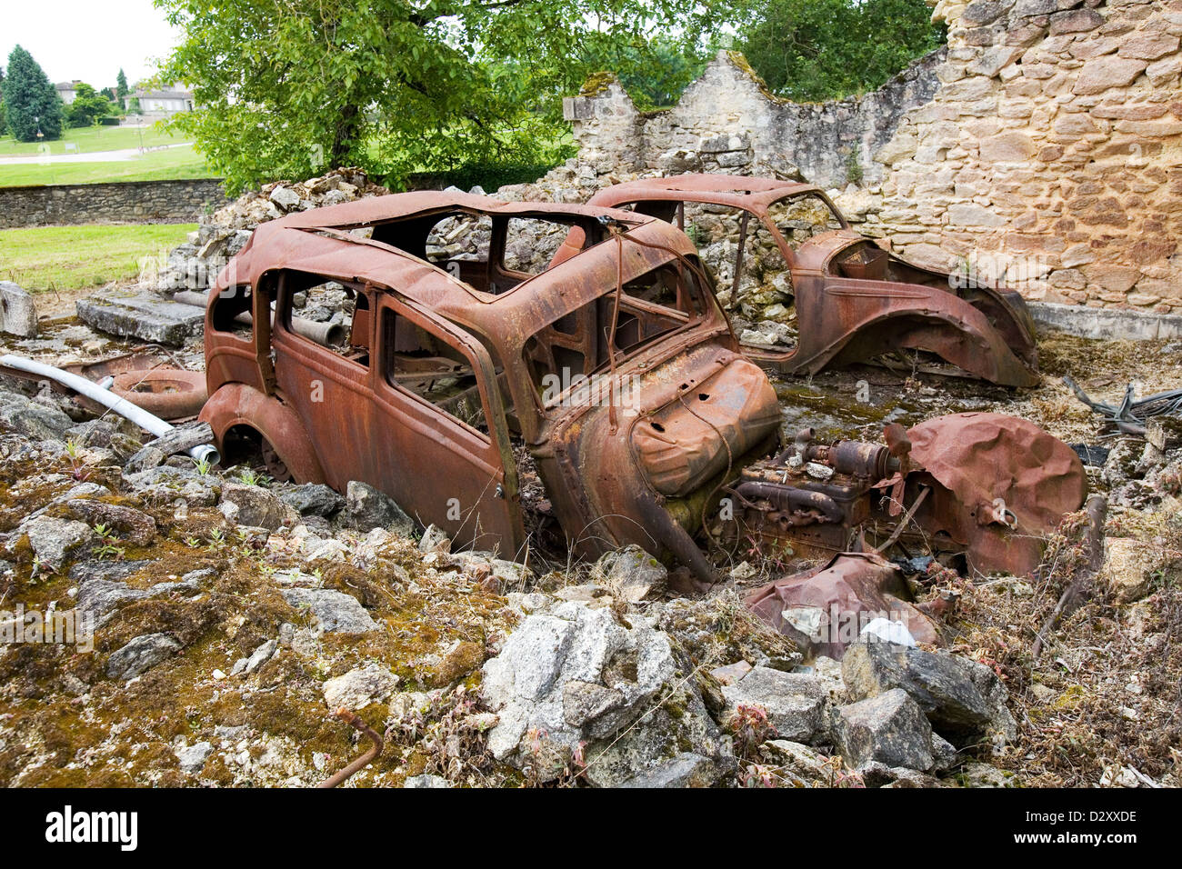 THR-Ruinen von zwei Autos, die völlig verrosteten im DestroyedFrench Dorf Oradour-Sur-Glane gegangen. Stockfoto