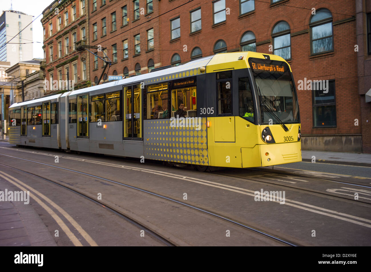 Manchester Metrolink Straßenbahn nahenden St Peters Square, Manchester Stockfoto
