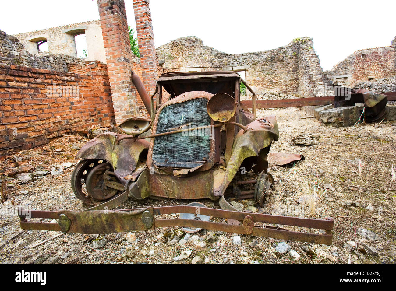 Ein Brand beschädigte Auto, das alle rostigen im zerstörten französischen Dorf Oradour-Sur-Glane. Diese Zerstörung im 2. Weltkrieg passiert ist Stockfoto