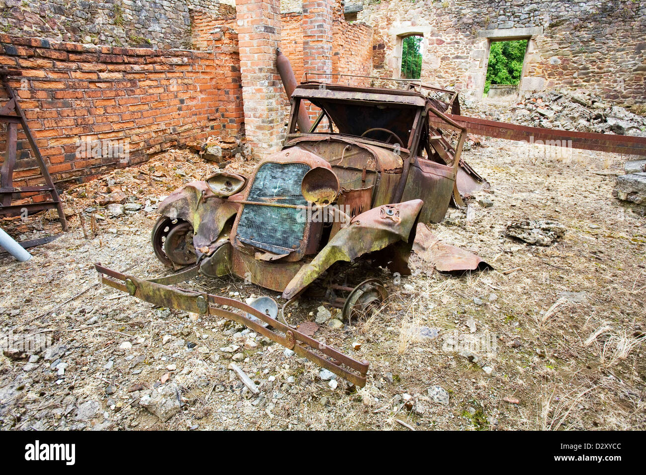 Ein Brand beschädigte Auto, das alle rostigen im zerstörten französischen Dorf Oradour-Sur-Glane. Diese Zerstörung im 2. Weltkrieg passiert ist Stockfoto