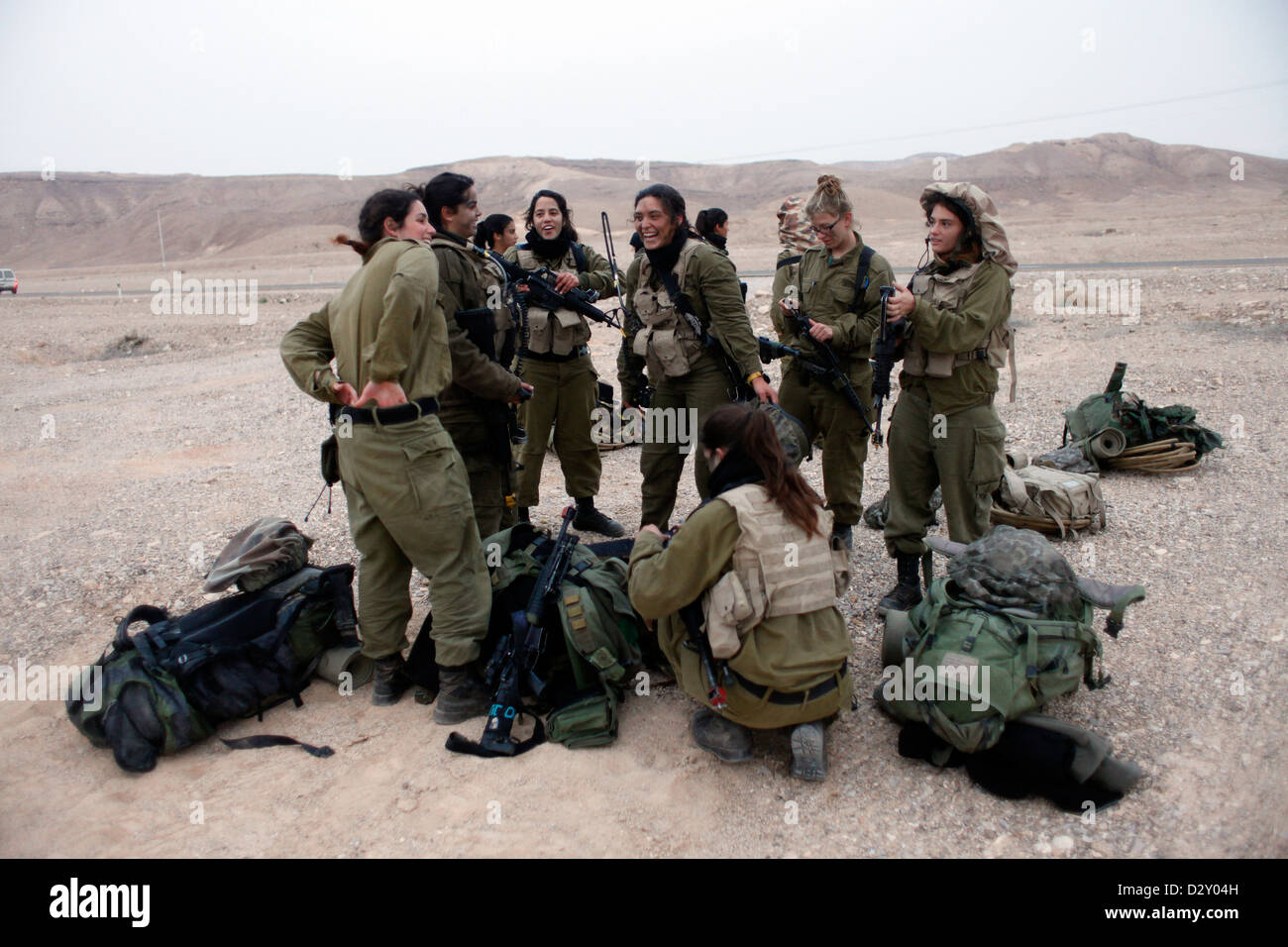 Israelische Soldatinnen Aus Dem Combat Intelligence Collection Corps Teilnahme An Einen Bohrer In Der Wuste Negev Nahe Der Grenze Zu Agypten In Israel Stockfotografie Alamy