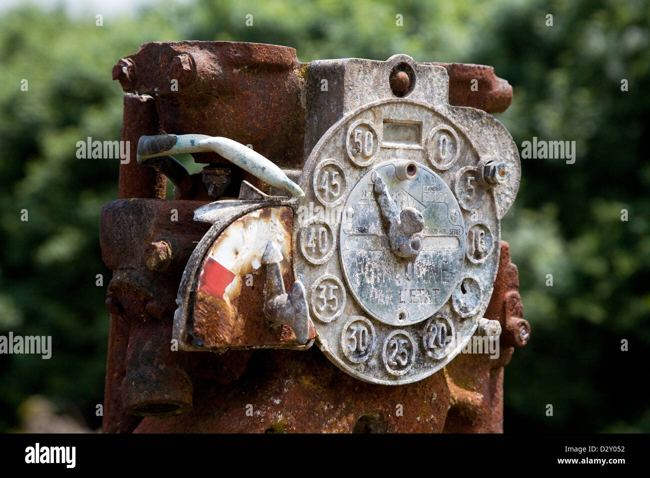 Die ausgebrannte Überreste einer alten Metall Benzin Pumpe Guage/Zifferblatt, es ist sehr rostig und beschädigt. Stockfoto