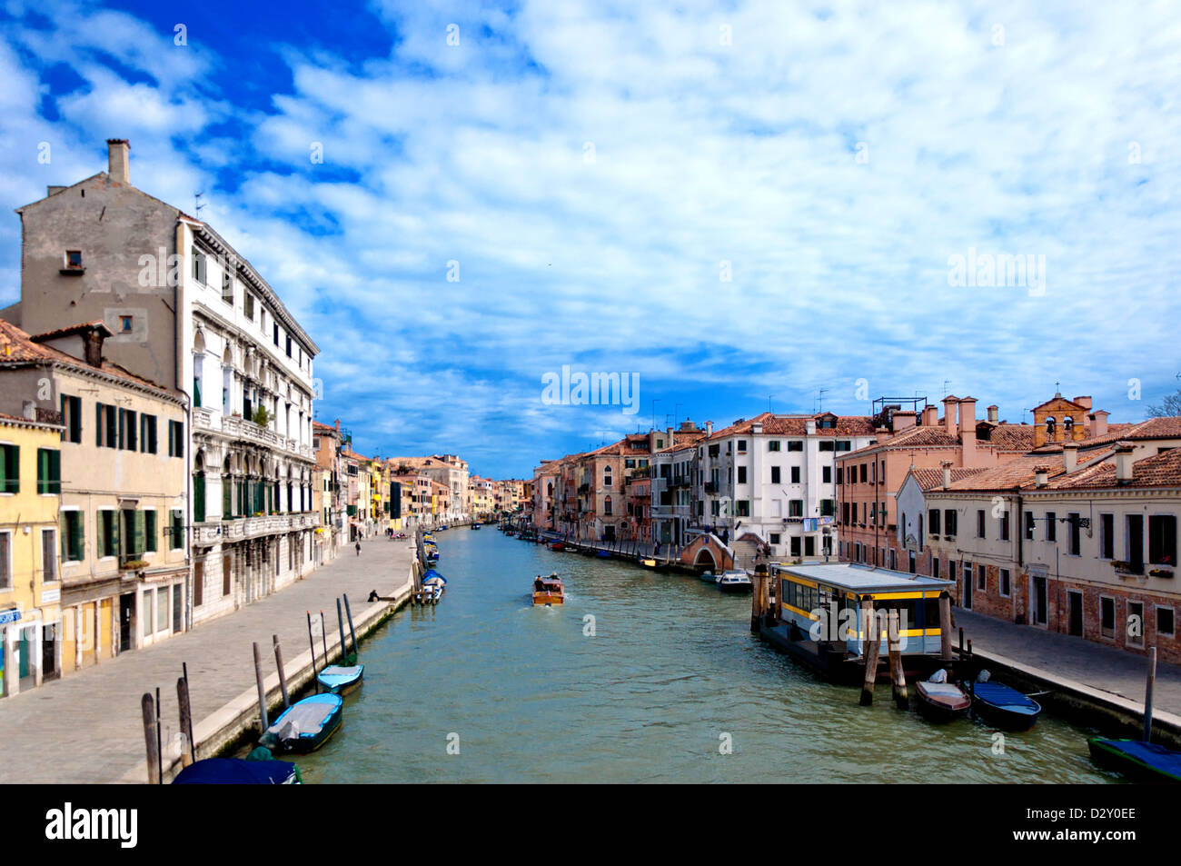 typische städtische Ansicht mit Kanal, Boote und Häuser in Venedig - Italien Stockfoto