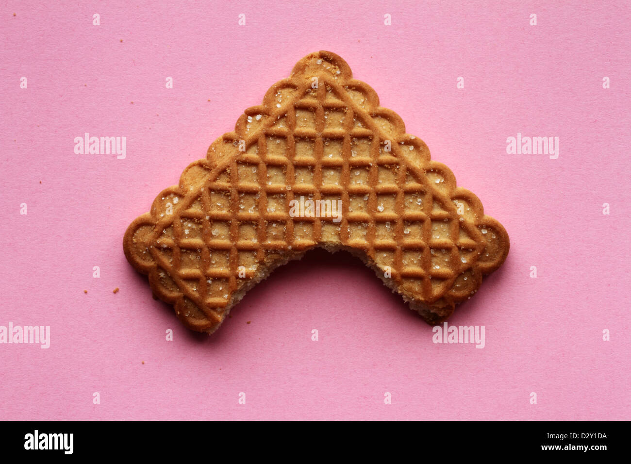 gebissen Cookie über rosa Stockfoto