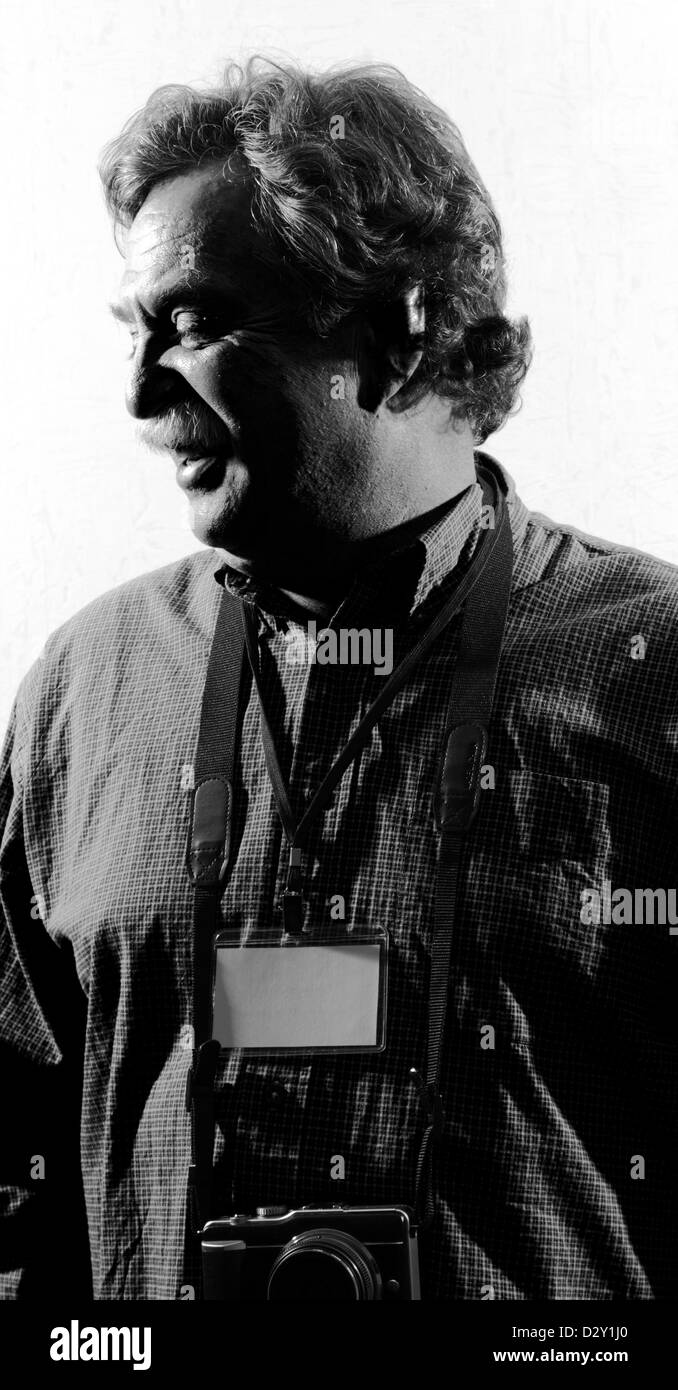 Fotograf in ein kariertes Hemd mit einem Abzeichen, schwarz / weiß Stockfoto
