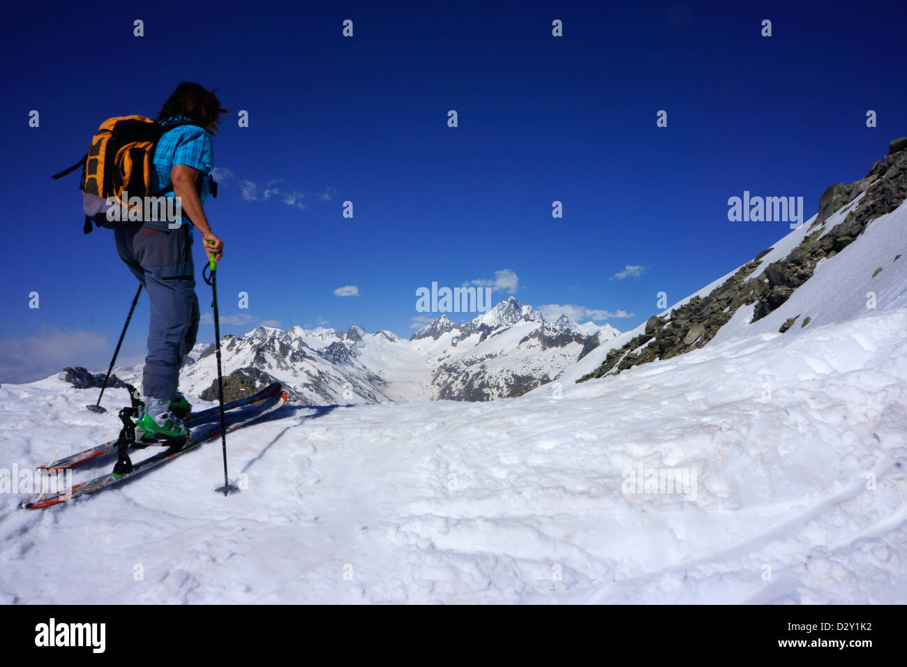 Ski-Besteigung des Siedelhorn über Grimselpass, auf der Rückseite Finsteraarhorn, Berner Alpen, Schweiz Stockfoto