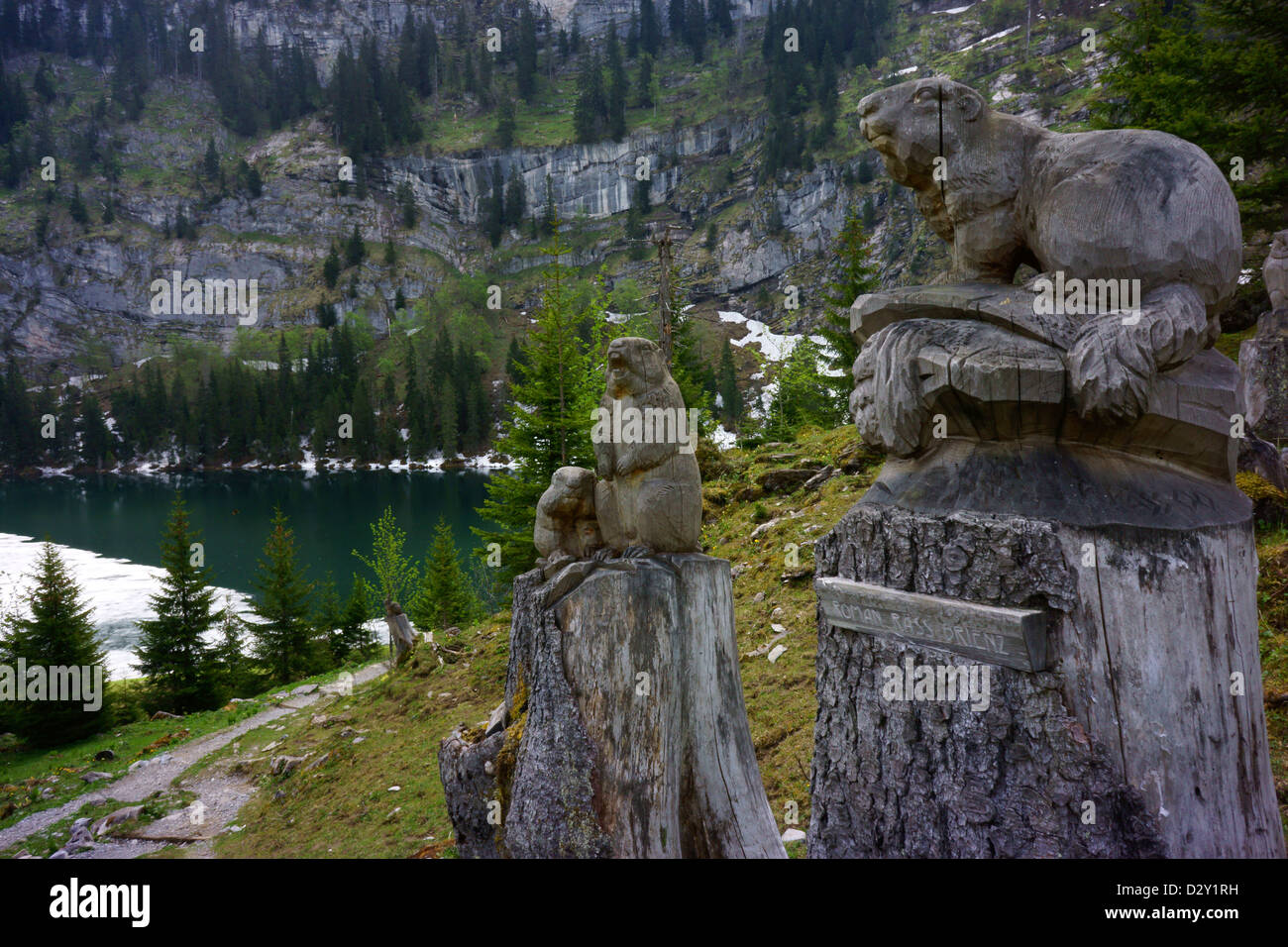 Murmeltier Schnitzereien entlang wandern trail, Naturstrandbad, Axalp, Berner Alpen, Schweiz Stockfoto