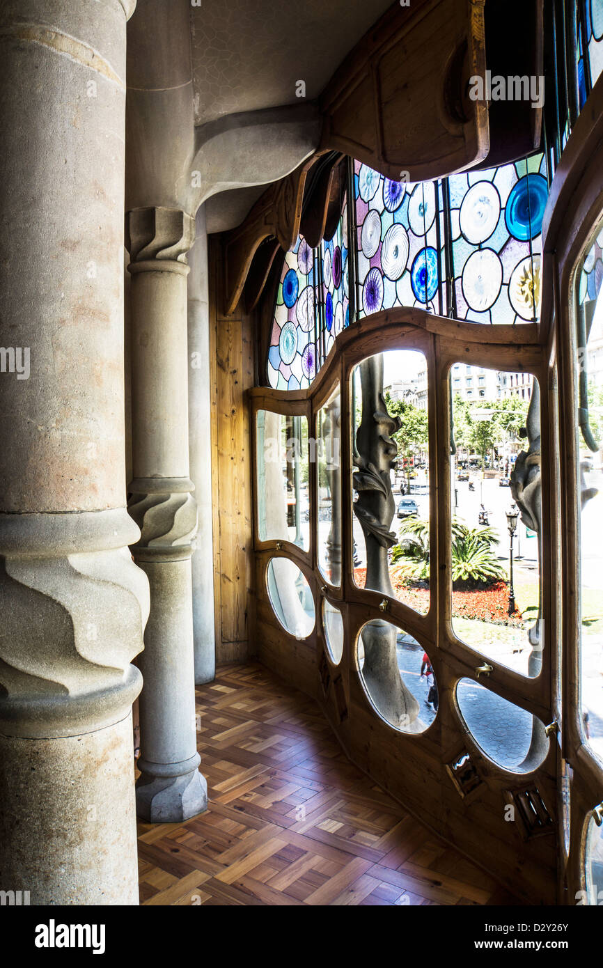 Haupt-Wohnzimmer-Fenster der Gebäude, entworfen von Antonio Gaudi in Barcelona Spanien genannt Casa Batllo Stockfoto