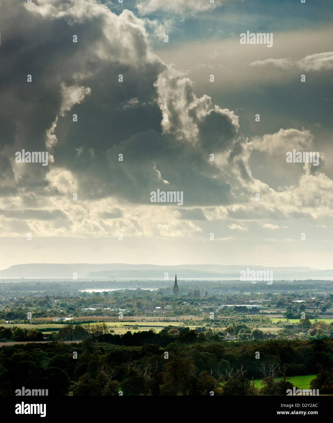 Die Stadt von Chichester und Kathedrale Spire mit den Solent und die Isle Of Wight unter Gewitter vorbei und Himmel aufhellen Stockfoto