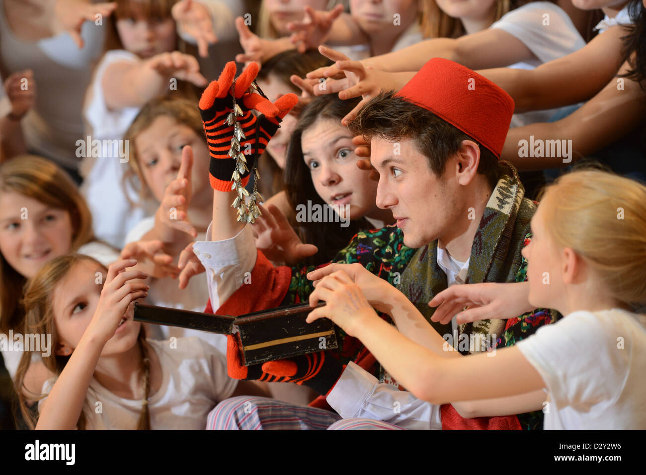 Proben für eine Schulaufführung von Oliver an Pasteten Grammar School in Cheltenham, Gloucestershire UK Stockfoto
