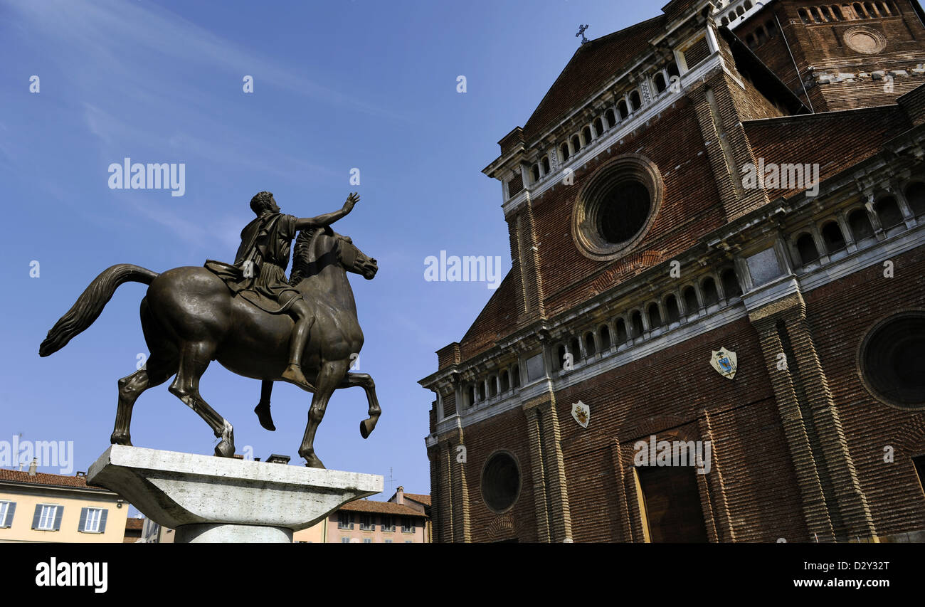 Italien. Pavia. Die Regisole (Sonnenkönig). Bronze, klassische Reiterdenkmal. Kopieren von Francesco Messina mit Original nach. Stockfoto