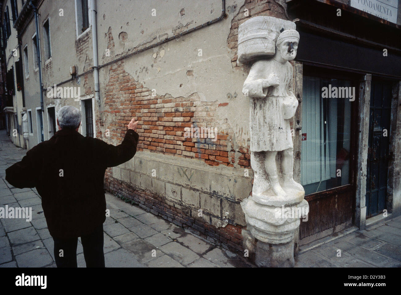 Venedig. Italien. Einer der drei Steinstatuen, bekannt als die "Mori", Campo dei Mori, Cannareggio. Stockfoto
