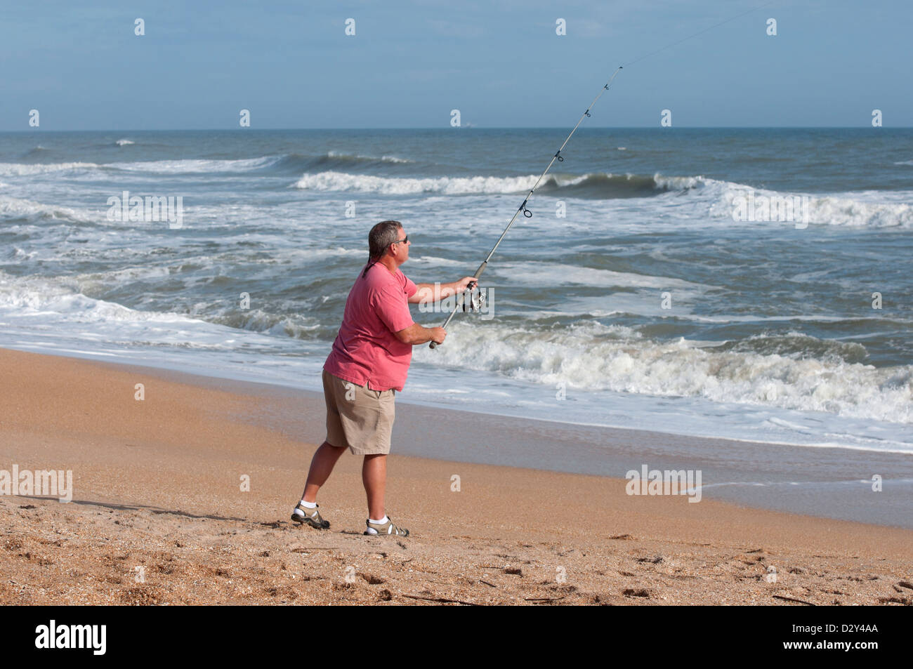 Brandungsangeln der Atlantik an einem Strand entlang der Küste North Florida. Stockfoto