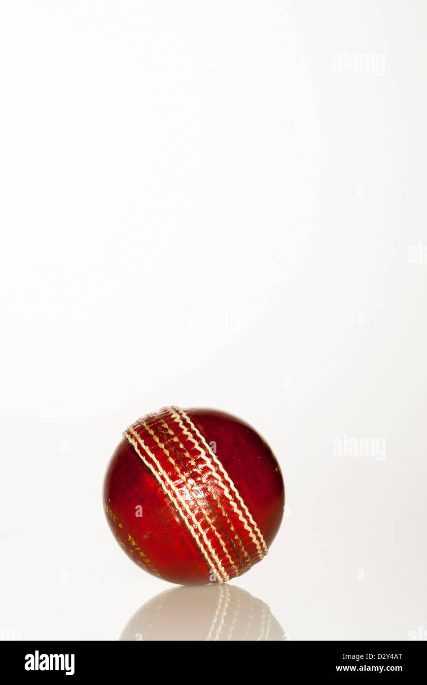 Cricketball, Sportart Cricket, Ball, isoliert, rot, Sport, Stitch, weiß, Leder, Einzelobjekt, alte, Fotografie, Farbe Stockfoto