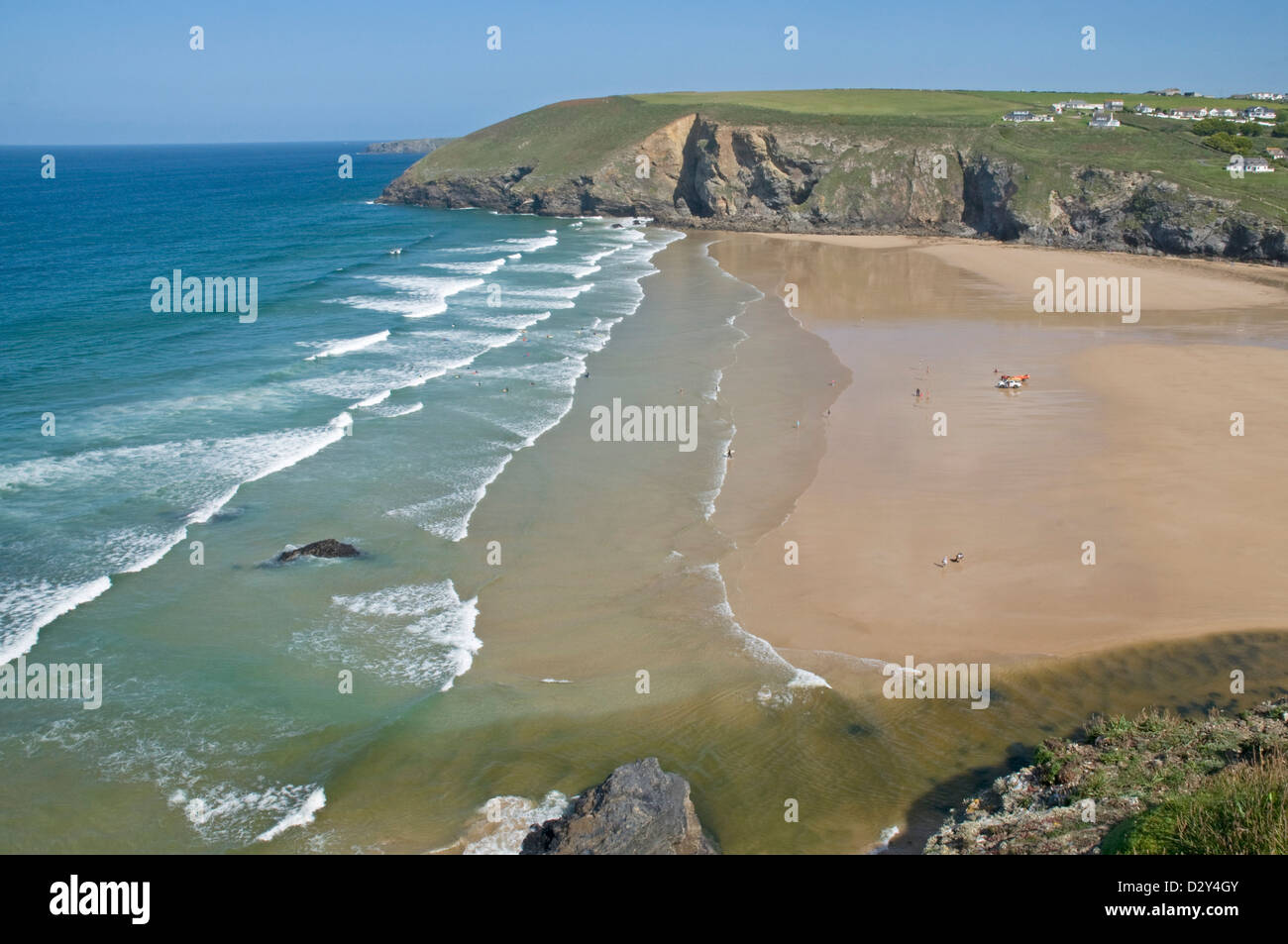 Idyllischen Sandstrand in Mawgan Porth, Cornwall, mit Trenance Punkt außerhalb Stockfoto